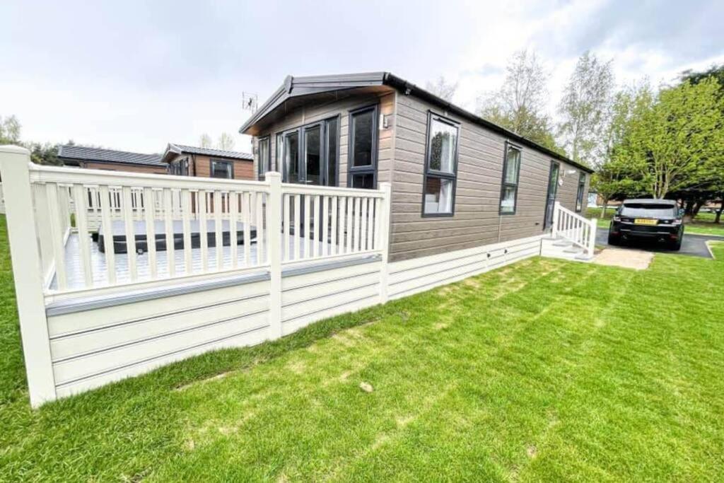 Lucas Lodge With Hot Tub Barmby on the Moor Bagian luar foto