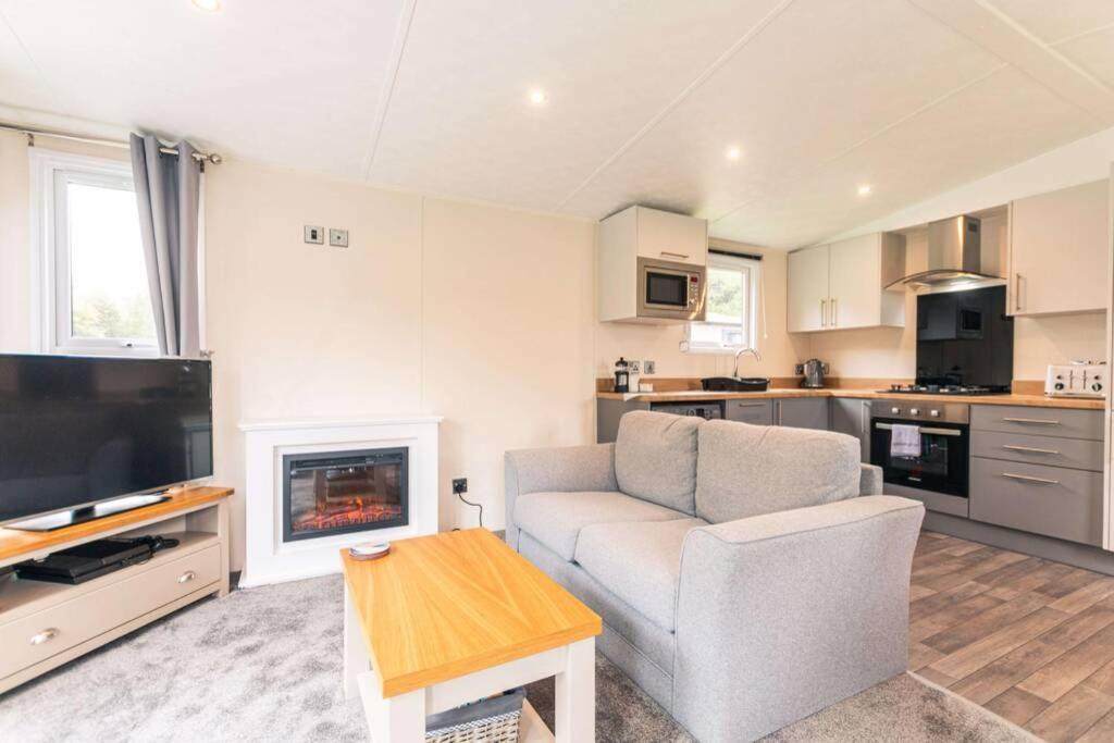 Lucas Lodge With Hot Tub Barmby on the Moor Bagian luar foto