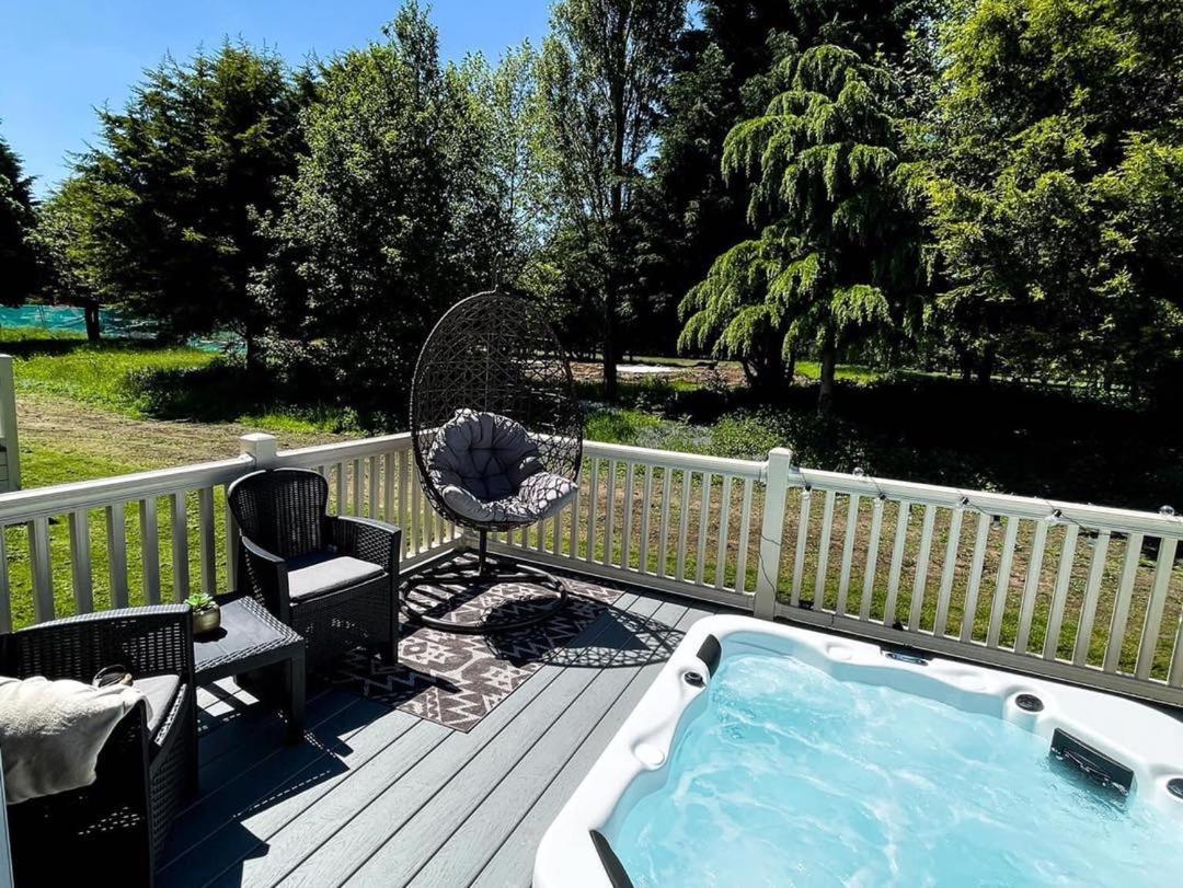 Lucas Lodge With Hot Tub Barmby on the Moor Bagian luar foto